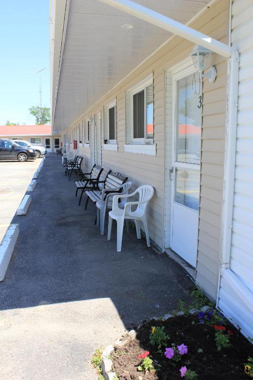 Blue Jay Motel Peterborough Exterior photo