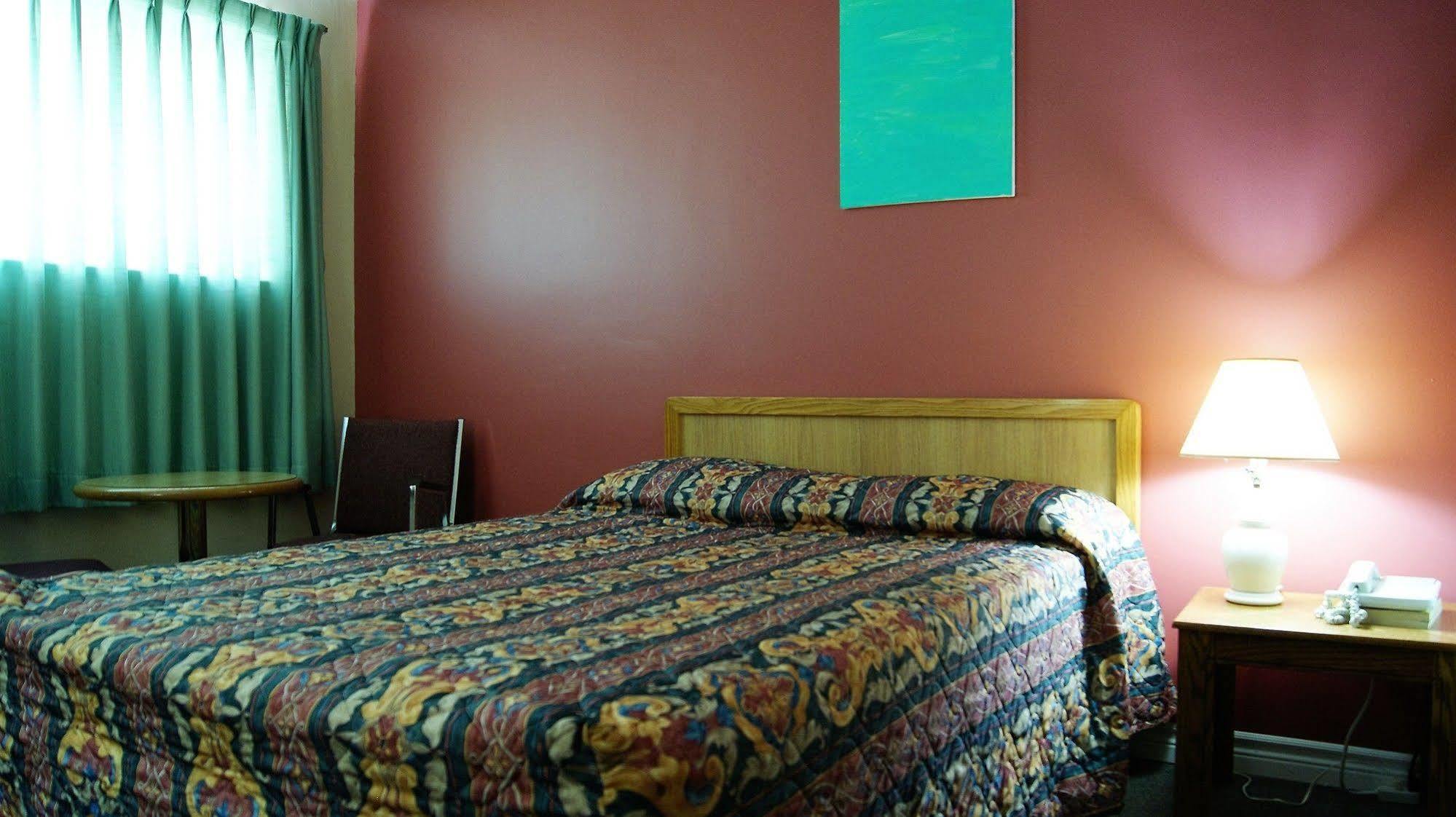 Blue Jay Motel Peterborough Exterior photo