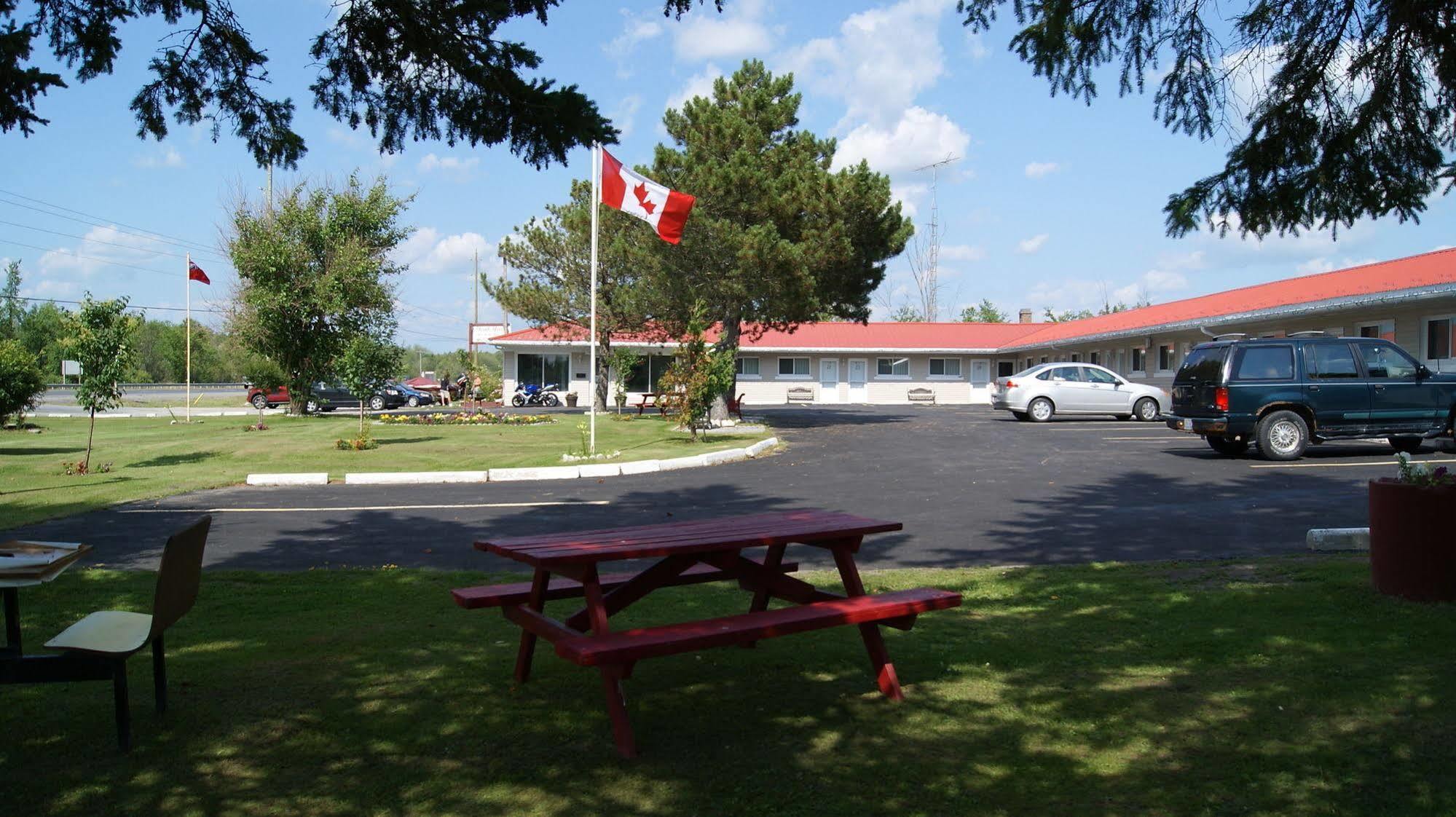 Blue Jay Motel Peterborough Exterior photo