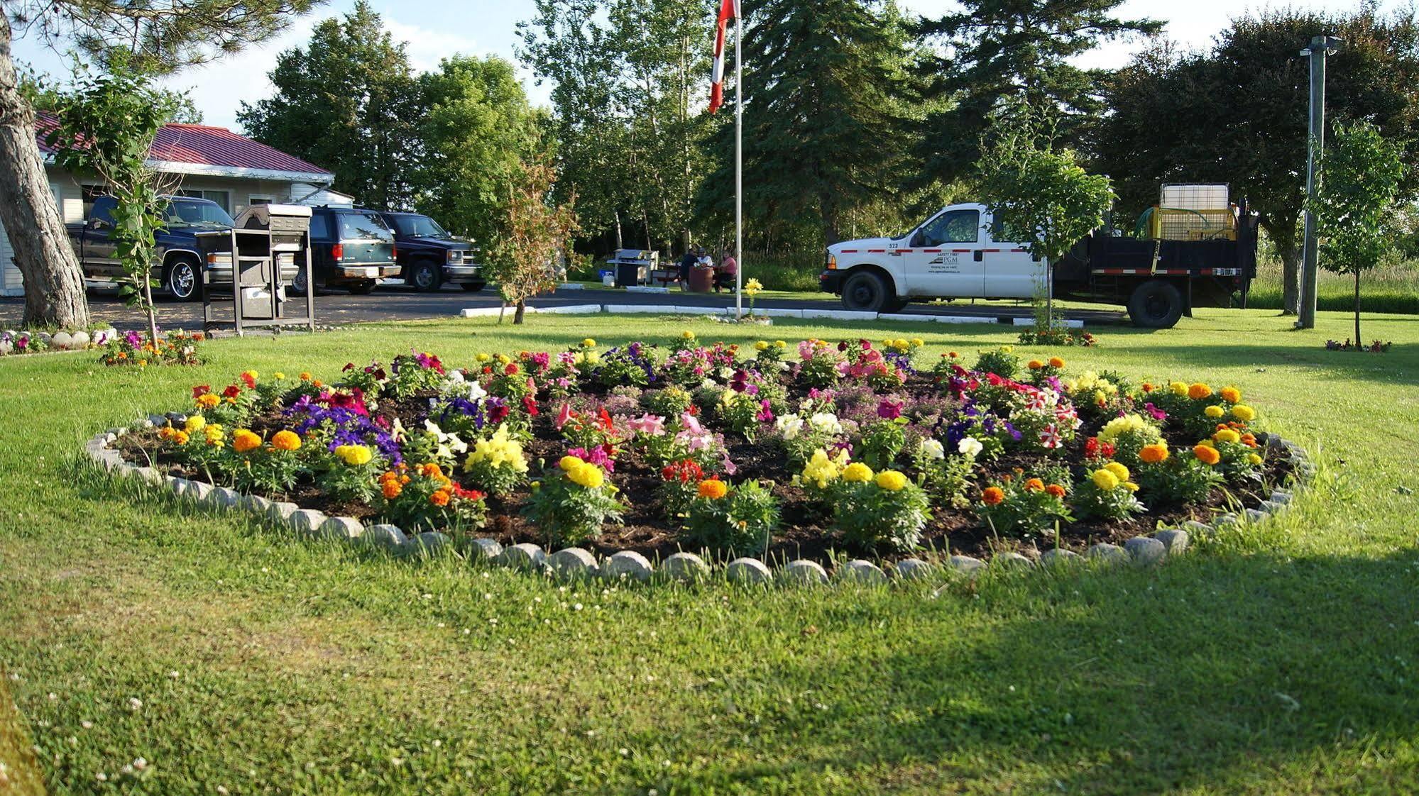 Blue Jay Motel Peterborough Exterior photo